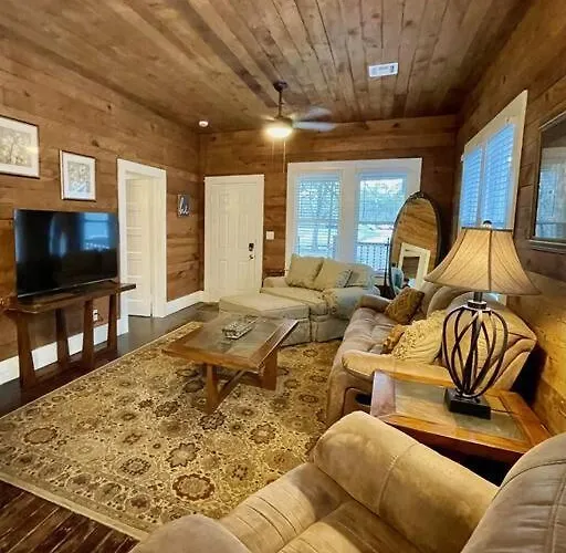 Hébergement de vacances Spacious Waterfront + 2.5 Acres On The Bay *