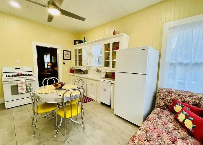 Hébergement de vacances Spacious Waterfront + 2.5 Acres On The Bay